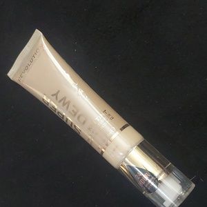 Makeup revolution‎ super Dewy skin tint light